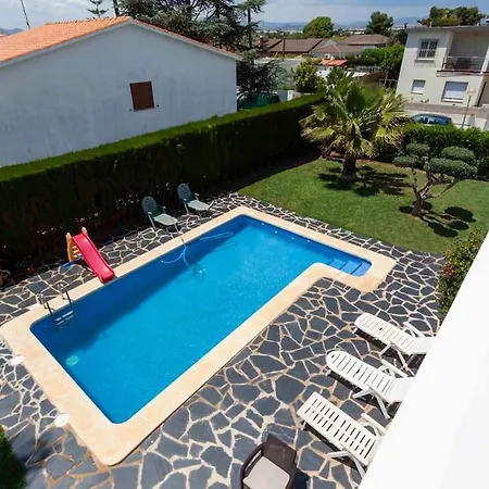 Amplio Chalet Con Gran Piscina Y Jardin بيت للعطل *